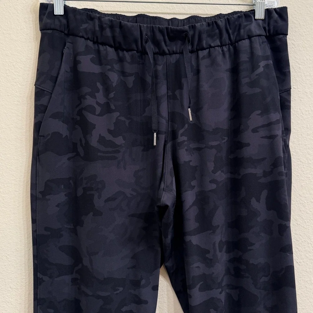 Lululemon On the Fly 7/8 Pant Camo Black Gray Size 12 Pockets Athleisure